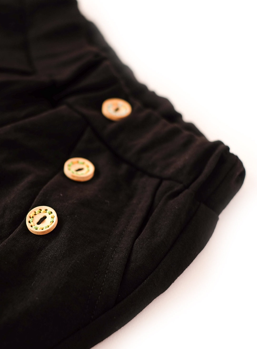 relax cut black pants with three buttons